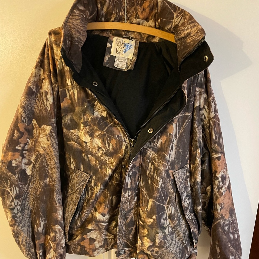 Mens hooded Camouflage winter coat. Size L.